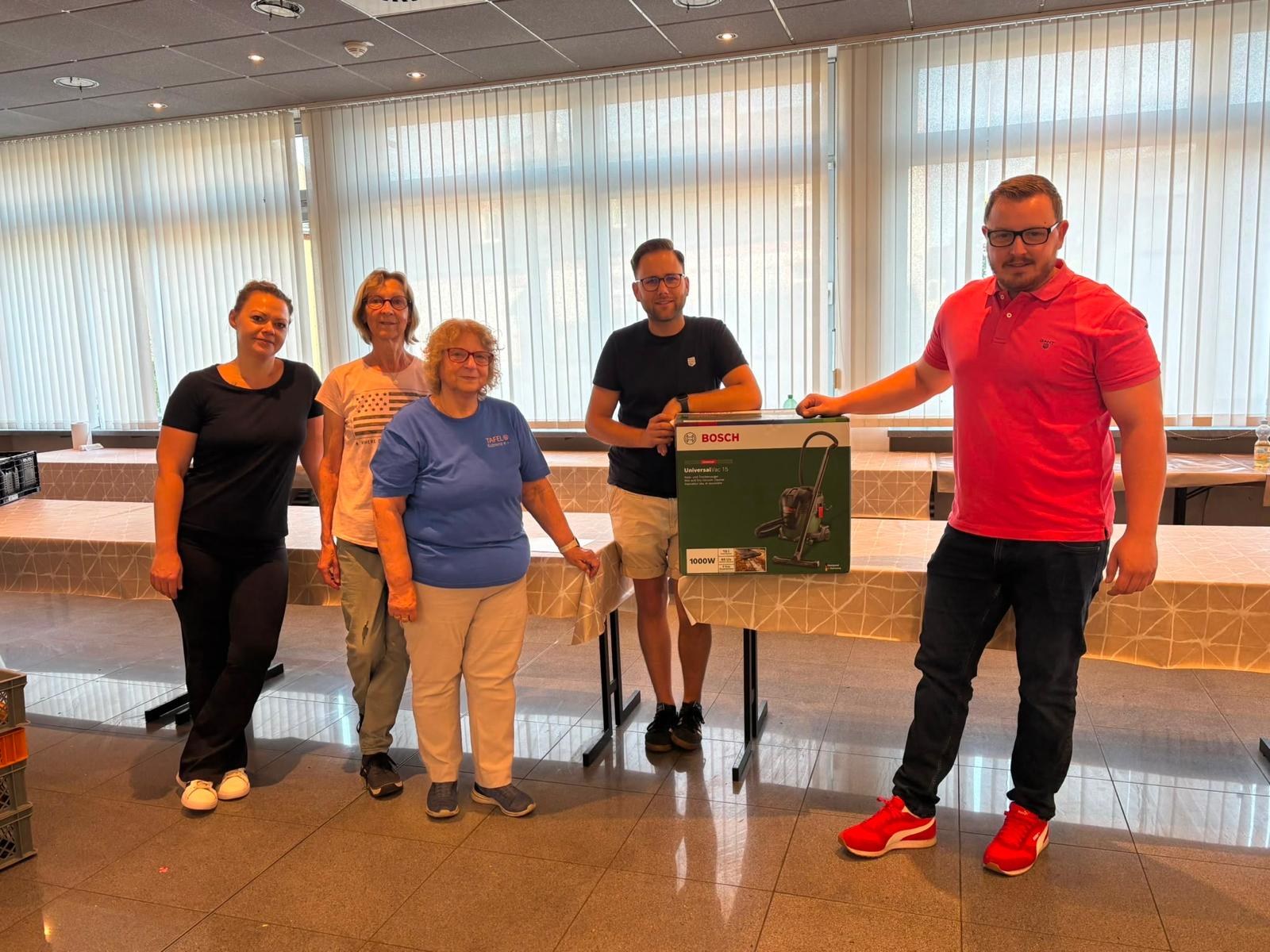 SPD Bendorf übergibt einen Industriesauger an die Bendorfer Tafel